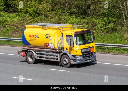 TATEOIL JET Fuels autocisterna. Carrello diesel 2021 giallo Scania 9320 B 6x2*4. TateOil Fuel Tanker; autocarri per trasporto merci sfuse, trasporto, camion, trasporto, camion, Carico, veicolo, consegna di carburante nazionale o commerciale, industria di trasporto, camion di cisterna, camion di benzina, camion di combustibile del getto dell'olio di Tate, o camion della cisterna sul M6 a Lancaster, Regno Unito Foto Stock