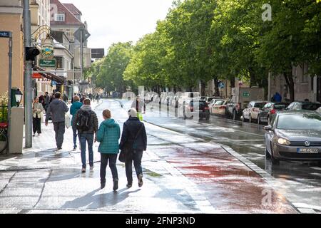 Leben in Neuhausen um den Rotkreuzplatz herum in München am 18.5.2021. Die Inzidenz in München liegt aktuell bei 53, 83. Sollte die Inzidenz dauerhaft unter 50 sinken, so werden weitere Lockerungen möglich. - vita a Neuhausen, vicino alla Rotkreuzplatz, Monaco di Baviera, Germania, il 18 maggio 2021. L'incidenza di 7 giorni a Monaco è di 53, 83. Se cadrà stabilicamente sotto 50 ulteriori misure saranno allentate. (Foto di Alexander Pohl/Sipa USA) Credit: Sipa USA/Alamy Live News Foto Stock