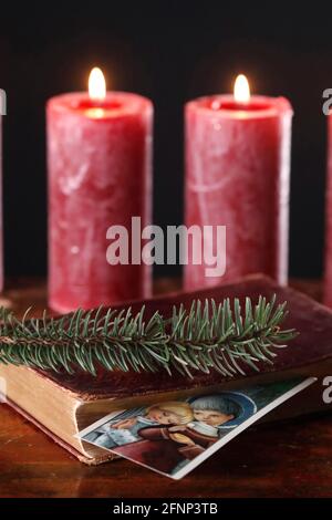 la bibbia e le candele rosse dell'avvento. Composizione di Natale. Francia. Foto Stock