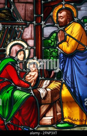 Notre Dame (nostra Signora) d'Aix les Bains chiesa. Finestra in vetro colorato. Presepe scena. Santa famiglia con Gesù bambino. Aix les Bains. Francia. Foto Stock