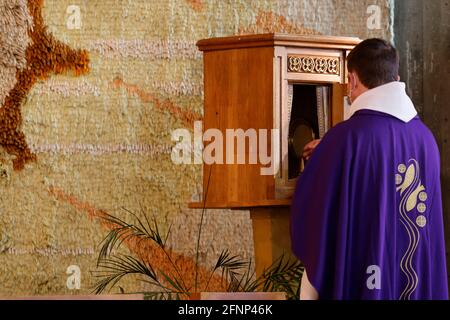 Saint Louis de novel chiesa. Messa cattolica. Cenere mercoledì celebrazione : il primo giorno di Quaresima. Annecy. Francia. Foto Stock