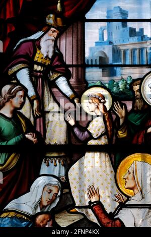 Basilica di Notre Dame de lÕAssomption. Finestra in vetro colorato. La Presentazione della Beata Vergine Maria. Bello. Francia. Foto Stock