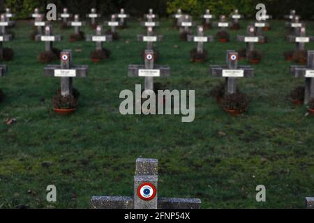 Città di Parigi cimitero, Bagneux, Hauts-de-Seine, Francia. Tombe militari Foto Stock