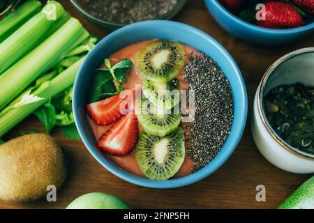 Vista dall'alto di una ciotola con frullati, frutta e semi di chia. Foto Stock