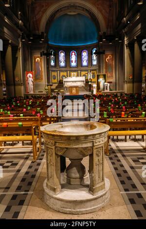 Battistero nella chiesa di Saint Jacques-Saint Christophe de la Villette, Parigi, Francia Foto Stock