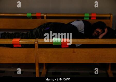 Senzatetto che dorme nella chiesa di Saint Jacques-Saint Christophe de la Villette, Parigi, Francia Foto Stock