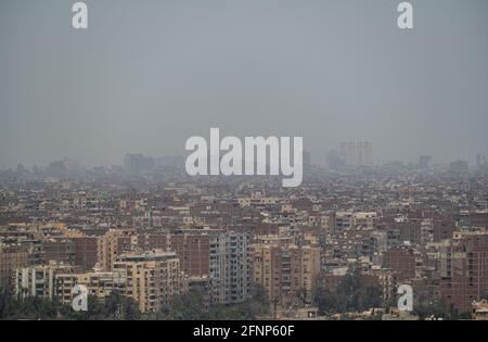 Vista sulla città di Giza in una mattina con smog, periferia del Cairo, come visto dall'Altopiano di Giza. Vista aerea di mistero della città del Cairo in Egitto, du Foto Stock