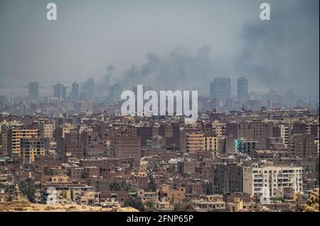Inquinamento sulla città del Cairo. Smog, fumo, nebbia, su una città araba. Problema inquinamento atmosferico. Vista aerea città nebbiosa del Cairo in Egitto, a causa di inquinamento del traffico Foto Stock