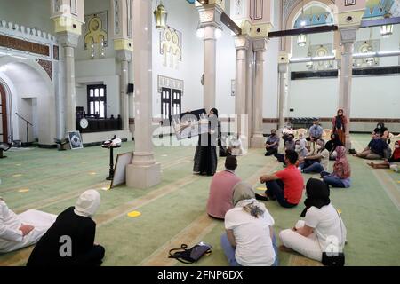 Visita alla Moschea di Jumeirah. La moschea accoglie i visitatori di tutte le fedi. Dubai. Emirati Arabi Uniti Foto Stock