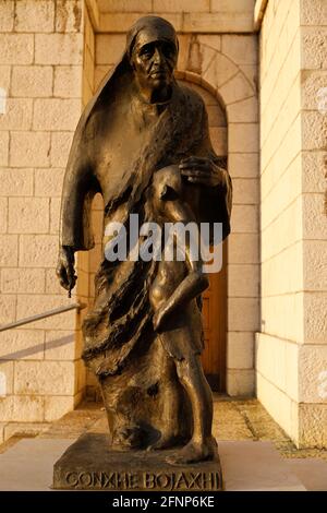 Statua di Madre Teresa con un bambino fuori dalla chiesa cattolica romana di San Giuseppe, Sarajevo, Bosnia-Erzegovina Foto Stock