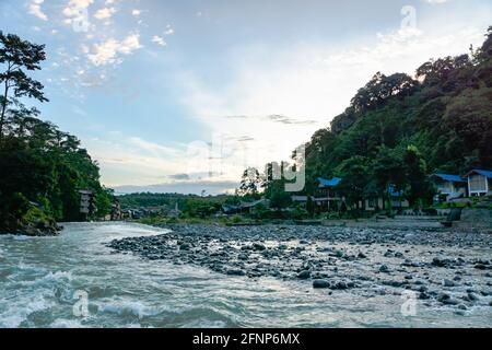 Bukit Lawang villaggio e vista fiume a Sumatra, Indonesia. Bukit Lawang è una destinazione turistica popolare per il suo trekking nella giungla Foto Stock