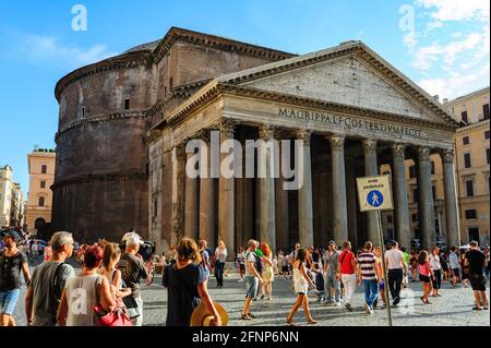 Antico pantheon esterno diurno con piazza affollata a Roma, Italia Foto Stock