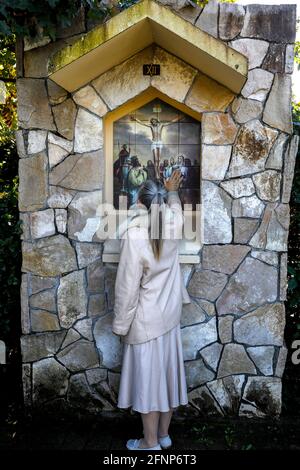 Stazioni della Croce nel santuario di Medjugorge, Bosnia-Erzegovina. Pellegrino Foto Stock