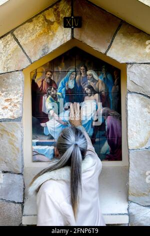 Stazioni della Croce nel santuario di Medjugorge, Bosnia-Erzegovina. Pellegrino Foto Stock