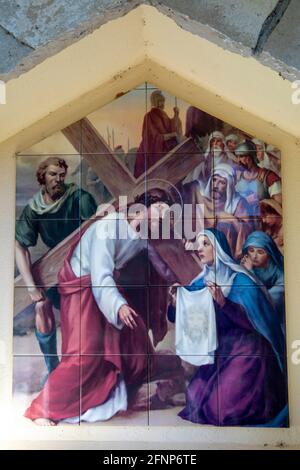 Stazioni della Croce nel santuario di Medjugorge, Bosnia-Erzegovina. Stazione 6, Veronica pulisce il volto di Gesù Foto Stock