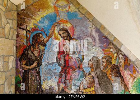 Mosaico nel santuario cattolico di Medjugorje, Bosnia-Erzegovina: Battesimo di Gesù Foto Stock