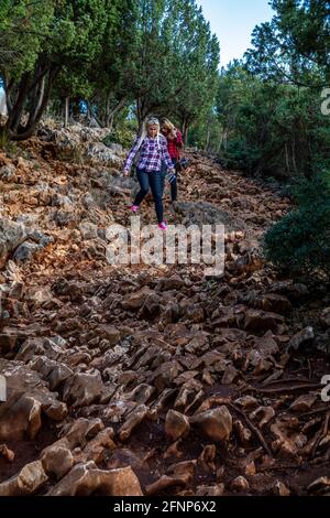 Pellegrini sulla collina delle apparizioni, Podbrdo, Medjugorje, Bosnia ed Erzegovina Foto Stock