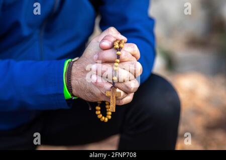 Pellegrino in preghiera sulla cima della collina delle apparizioni, Podbrdo, Medjugorje, Bosnia-Erzegovina Foto Stock