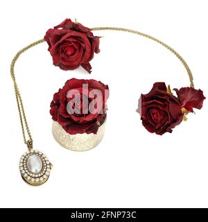 Gioielli e fiori. Collana e rose rosse Foto Stock