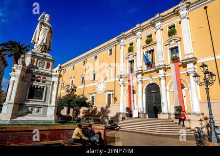 Statua di Eleonora d'Arborea e Palazzo degli Scolopi in Piazza Eleonora, Oristano, Sardegna, Italia Foto Stock