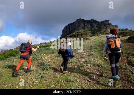 Escursionisti sulla montagna Arcuentu, Sardegna, Italia Foto Stock