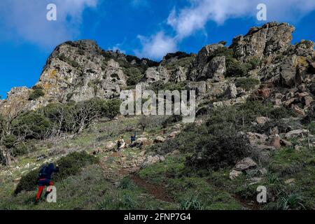 Escursionisti sulla montagna Arcuentu, Sardegna, Italia Foto Stock