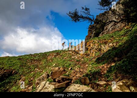 Escursionisti sulla montagna Arcuentu, Sardegna, Italia Foto Stock