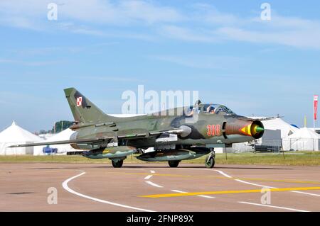 Aereo da combattimento Polacco Air Force Sukhoi su-22 'Fitter' presso Royal International Air Tattoo, RIAT, RAF Fairford, Regno Unito. Tassare per la partenza Foto Stock