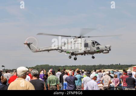 Royal Navy Westland Lynx HA.8 ZD260 in partenza al Royal International Air Tattoo, RIAT, RAF Fairford, Regno Unito. Sorvola la folla di persone che si esibono in aereo Foto Stock