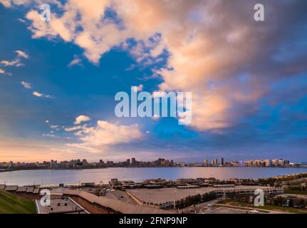 La città di Kazan con il cielo serale della moodia sul fiume Kazanka visto dal Cremlino di Kazan. Kazan è la capitale e la più grande città del Tatarstan Rep Foto Stock