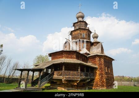 Suzdal, Russia - Maggio 2019: Edifici tradizionali in legno nel museo di architettura in legno a Suzdal, Russia. Suzdal è una città dell'anello d'Oro Foto Stock