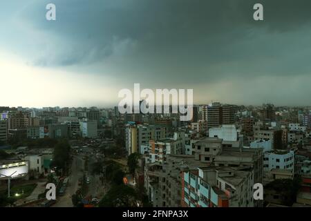 Paesaggio serale nuvoloso scuro nella città di Dhaka . Foto Stock