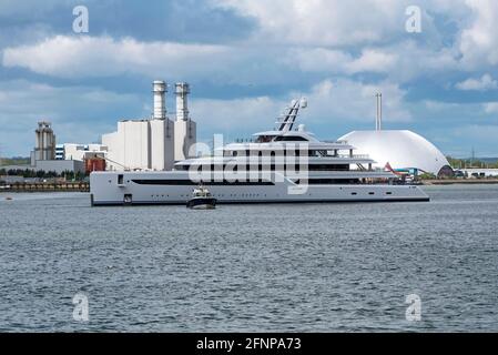 Southampton, Inghilterra, Regno Unito. 18.05.2021. Super yacht Dilbar 15,917 tonnellate, di proprietà del miliardario russo Alisher Usmanov passando il ERF, Marchwood Energy Foto Stock