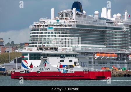 Southampton, Inghilterra, Regno Unito. 18.05.2021. Red Kestrel un traghetto che passa attraverso la nuova nave da crociera della flotta P&o, Iona, nel porto di Southampton. Foto Stock