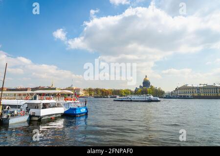 San Pietroburgo, Russia - Maggio 2019: Vista sul fiume Neva, le barche e il paesaggio urbano architettonico di San Pietroburgo Foto Stock