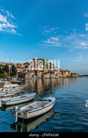 Città vecchia di Sibenik vista dal punto di vista, Croazia Foto Stock