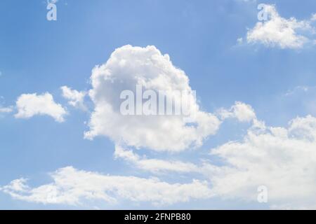 Cielo blu con belle nuvole di cumulo, sfondo Foto Stock