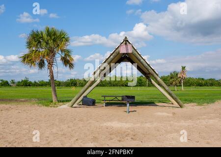 CYPREMORT POINT, LA, USA - 13 MAGGIO 2021: Rifugio e area picnic al Cypremort Point state Park Foto Stock