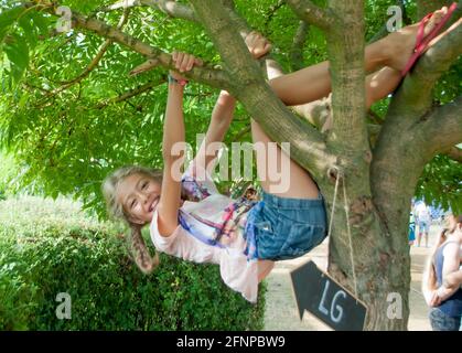 Odesa rgn. Ucraina, 28 luglio 2018: Ragazza sui rami di un albero in vacanza in un campo estivo Foto Stock