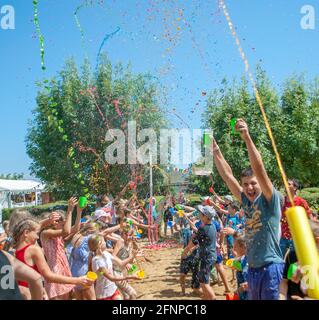 Odesa rgn. Ucraina, 28 luglio 2018: Adolescenti e bambini che si tuffano in acqua colorata nel campo estivo Foto Stock