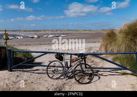 Bici in titanio Ribble Cycle parcheggiata a Beadnell Beach, Northumberland, Regno Unito. Foto Stock