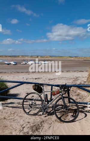 Bici in titanio Ribble Cycle parcheggiata a Beadnell Beach, Northumberland, Regno Unito. Foto Stock