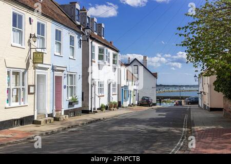 Fila di graziosi cottage su South Street che conducono al mare e al porto nel centro della piccola cittadina costiera di Emsworth, Hampshire, Inghilterra, Regno Unito Foto Stock