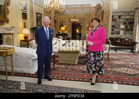 Il Principe del Galles incontra il primo Ministro Arlene Foster durante una visita al Castello di Hillsborough, residenza del Segretario di Stato per l'Irlanda del Nord. Data immagine: Martedì 18 maggio 2021. Foto Stock