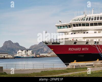 Bodo, Norvegia - 20 agosto 2019: cruise ferry vela lungo la costa della Norvegia. Nordland. L'Europa. Gate Lofoten Foto Stock