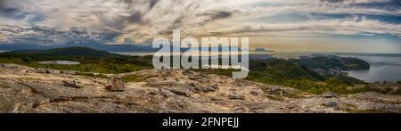 Vista panoramica dal sentiero per il Keiservarden. Keiservarden è un altopiano di montagna sulla cima della collina di Veten vicino a Bodø, Nordland in Norvegia del nord. Va Foto Stock