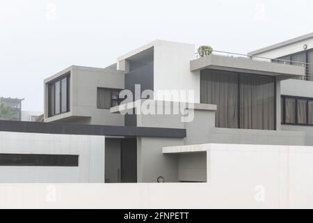 Esterno di una moderna villa bianca e grigia Foto Stock
