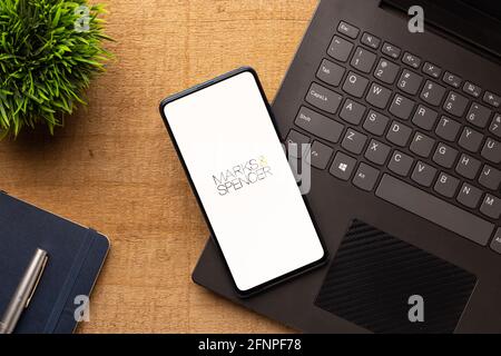 Assam, india - 18 maggio 2021 : marchio e Spencer logo sulla schermata del telefono immagine stock. Foto Stock