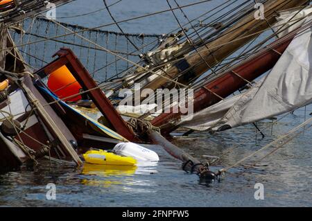 Zebù, Tall Ship corrono intorno al porto di Holyhead Foto Stock