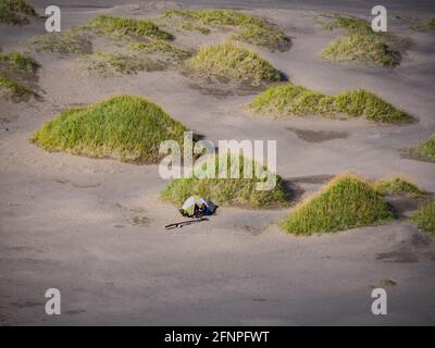 Lofoten, Norvegia - Agosto 2019: Tenda sulla grande, sabbiosa, bella spiaggia di Bunes, Lofoten, Norvegia Foto Stock